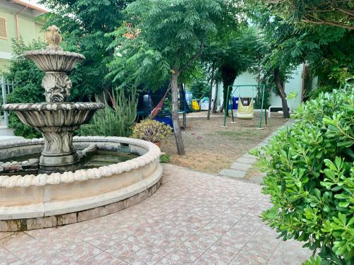 einen Brunnen inmitten eines Parks mit Bäumen in der Unterkunft Il soggiorno diVino in Cirò Marina