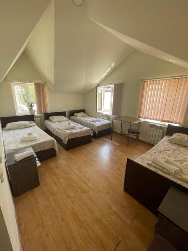 Postel nebo postele na pokoji v ubytování Noragyugh Guest House