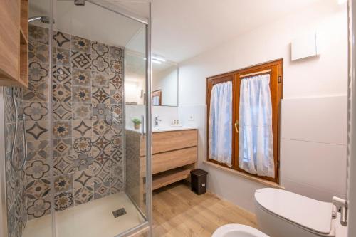 维罗纳[BorsariHouse] Wifi & SmartTV的浴室配有马桶和玻璃淋浴房