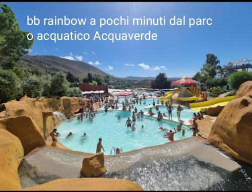 eine Gruppe von Personen in einem Pool in einem Wasserpark in der Unterkunft Casa Maremonti vicino Cefalu in Campofelice di Roccella