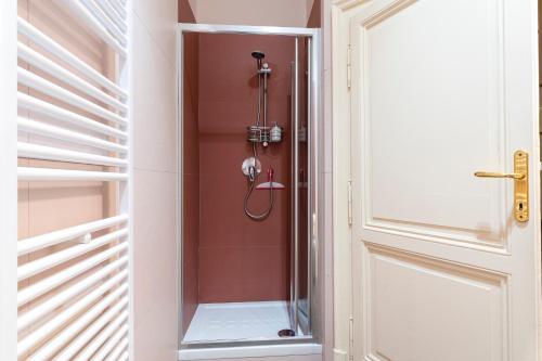 um chuveiro numa casa de banho ao lado de uma porta em Livorno Central Flat-2 min walk the Cathedral! em Livorno