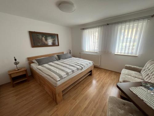 - une chambre avec un grand lit et un canapé dans l'établissement Ferienzimmer Reurieth, 
