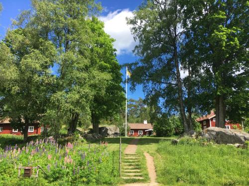a garden with stairs and a flag in the grass at STF Tivedstorp in Tivedstorp