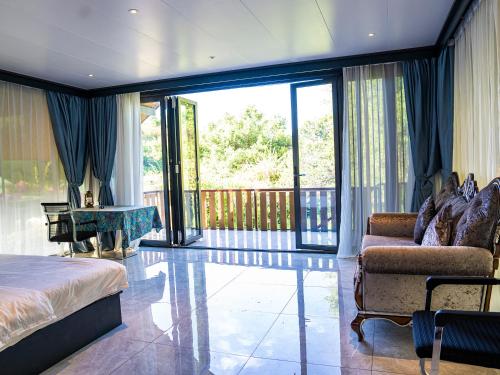 een slaapkamer met een bed en een balkon met een piano bij Jambo Mara Safari Lodge in Ololaimutiek