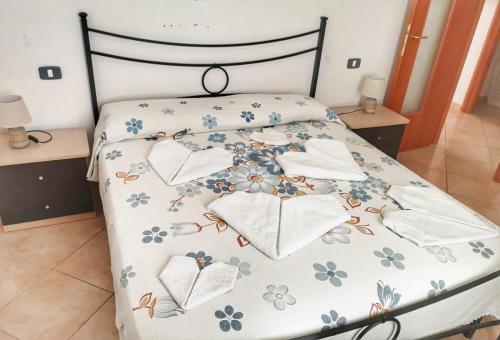 a bedroom with a bed with a floral bedspread at Sognando il cilento in Giungano