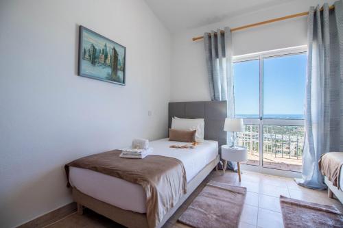 1 dormitorio con cama y ventana grande en Casa Carpe Diem, en Santa Bárbara de Nexe