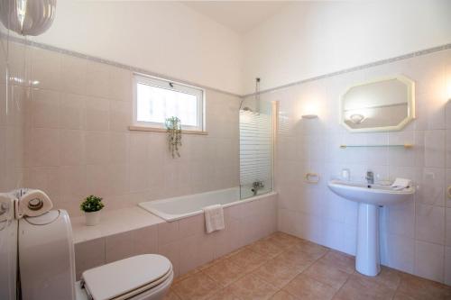 聖巴巴拉德尼克斯的住宿－Casa Carpe Diem，浴室配有卫生间、盥洗盆和浴缸。