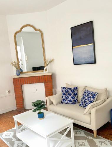 - un salon avec un canapé et un miroir dans l'établissement Maison Coty - Hypercentre/Plage, au Havre