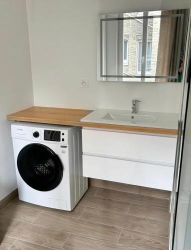 uma máquina de lavar roupa numa cozinha com um lavatório em Maison Coty - Hypercentre/Plage em Le Havre