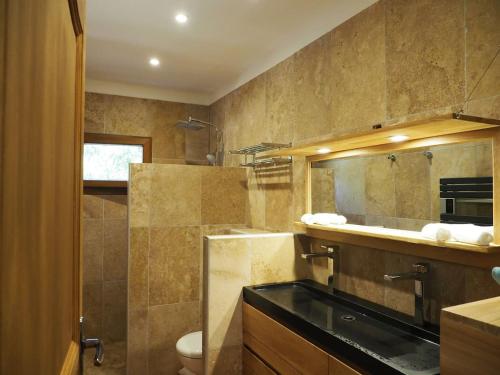 une salle de bain avec un lavabo, des toilettes et un miroir dans l'établissement MAMMONA, à Bonifacio