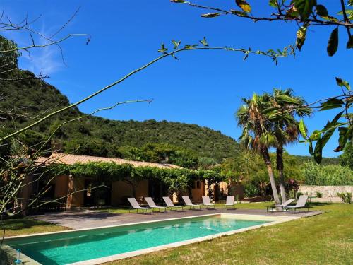 une villa avec piscine et un resort dans l'établissement MAMMONA, à Bonifacio