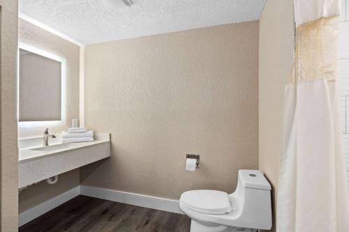 Super 8 by Wyndham Kissimmee-Orlandoにあるバスルーム
