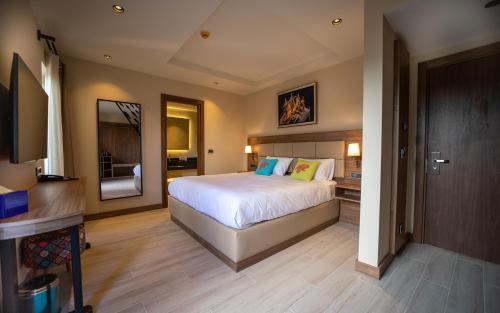 Ліжко або ліжка в номері Sezz Hotels Spa Wellness Yalikavak Adult Only