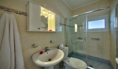 e bagno con lavandino, servizi igienici e doccia. di Villa Esperanza by Imagine Lefkada a Città di Lefkada