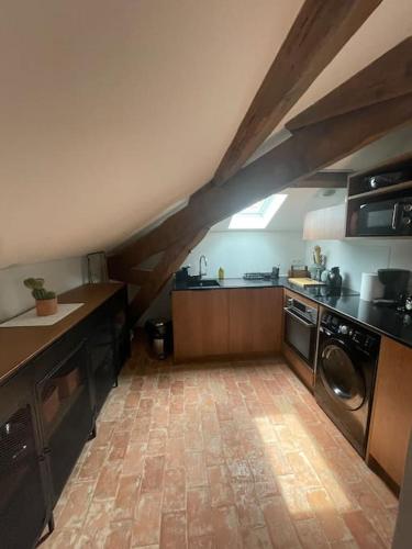 Il comprend une cuisine avec un plafond voûté et un lave-linge. dans l'établissement Loft apartment at Villa Leonie, à Hyères