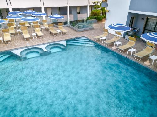 an overhead view of a pool with chairs and tables at Residence Picalè in Alghero