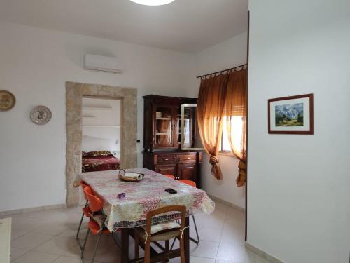 une salle à manger avec une table et une chambre dans l'établissement Villa Borraco - 800m from the SEA, à San Pietro in Bevagna