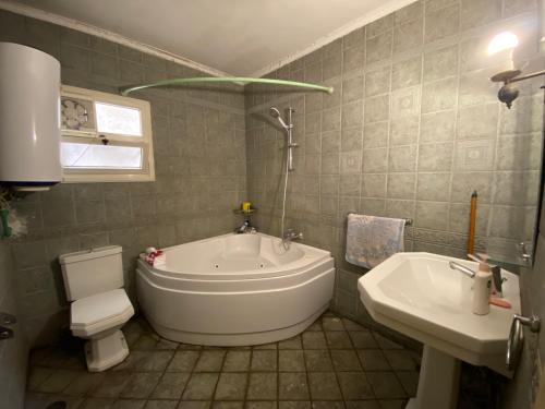 y baño con bañera, aseo y lavamanos. en Cozy private room @ SWEET HOME, en El Cairo