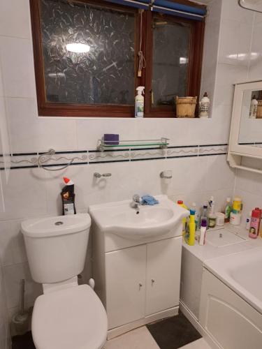een badkamer met een wit toilet en een wastafel bij Single Bedroom available - Train station London Seven Kings in Seven Kings