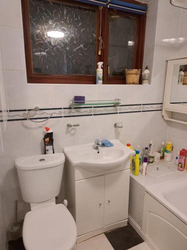 Koupelna v ubytování Single Bedroom available - Train station London Seven Kings