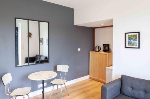 un salon avec un canapé, une table et des chaises dans l'établissement Chambre d'hôte sur la presqu'île sauvage, à Trédarzec