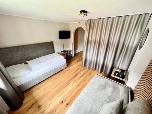 a hotel room with a bed and a couch at Haus Schrofenstein in Lech am Arlberg