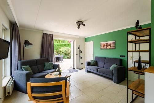 a living room with two couches and a table at LUXE vakantiehuis voor 6P voorzien van alle gemakken @Veluwe in Nijkerk