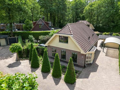 a model of a house with trees and bushes at LUXE vakantiehuis voor 6P voorzien van alle gemakken @Veluwe in Nijkerk