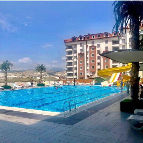 une grande piscine en face d'un hôtel dans l'établissement Akropol termal tesis, à Beypazarı