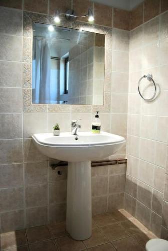 Bilik mandi di Luna Apartment, Rafina