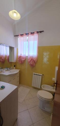 łazienka z toaletą i umywalką w obiekcie Casa Giulietta w mieście San Gennaro