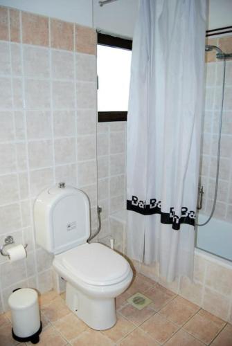 Bilik mandi di Luna Apartment, Rafina