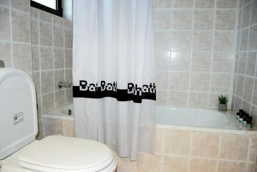 Bilik mandi di Luna Apartment, Rafina