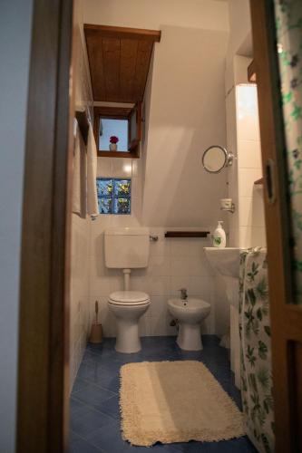 チェファルにあるA 38passi dal mareのトイレと洗面台のある小さなバスルーム