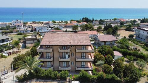 un edificio de apartamentos en una ciudad con el océano en Le Palme di Riace 2, en Riace Marina