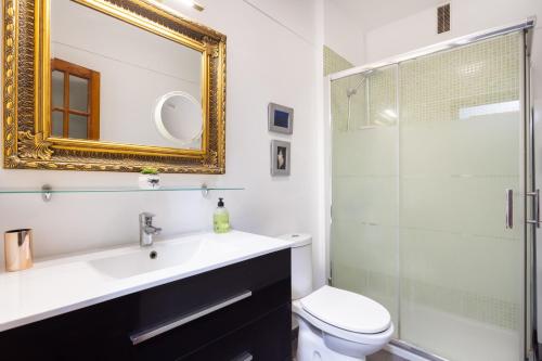 een badkamer met een toilet, een wastafel en een douche bij EDEN RENTALS Pure Oasis Ocean Views in El Rosario