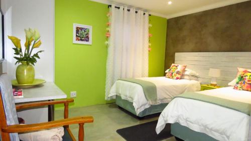 1 dormitorio con 2 camas y paredes verdes en Sonvanger, en Paarl