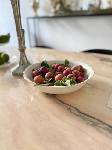 a bowl of fruit sitting on a table at Settegrana Suite con vasca idromassaggio in Cinisi
