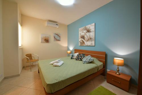 ein Schlafzimmer mit einem Bett mit zwei Handtüchern darauf in der Unterkunft Gozo Spacious Apartment with Large Communal Pool in Qala