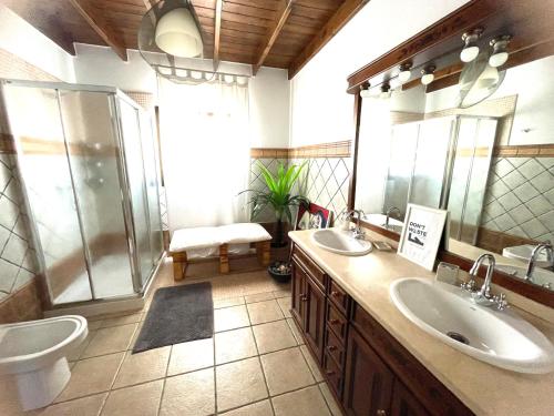 a bathroom with two sinks and a shower at Kalufa Surf House in El Cuchillo