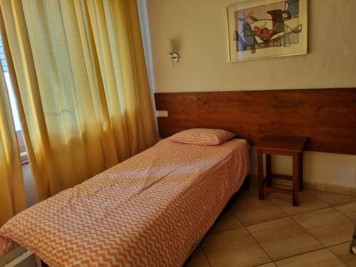 a small bedroom with a bed and a table at Casa Golf in Costa Teguise