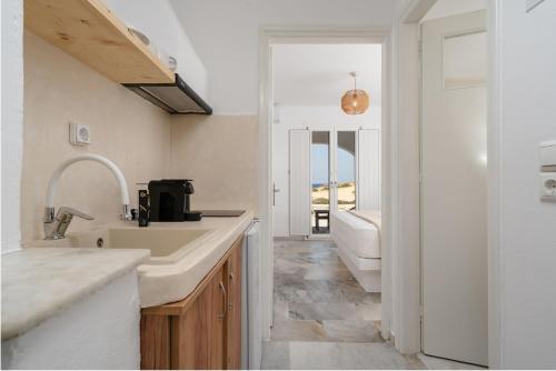 uma cozinha com pia e bancada em Celestial Seaview Apartments- Ariadne em Naxos Chora