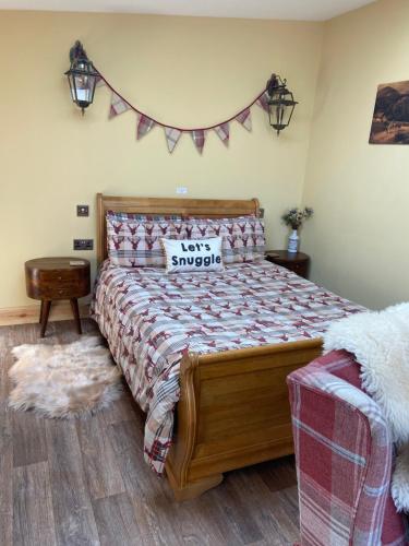 un dormitorio con una cama con un nuevo cartel de reconocimiento en The Stable - NC500, en Wick