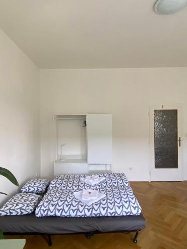 una camera con letto al centro della stanza di Soukromý pokoj v třípokojovém bytě - Private room in three room flat a Brno