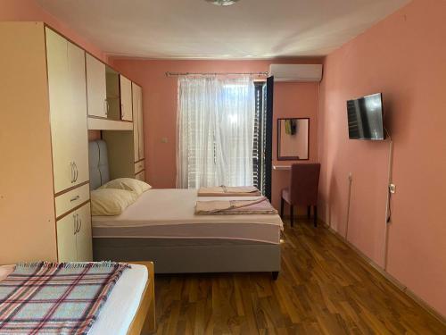 niewielka sypialnia z 2 łóżkami i oknem w obiekcie Villa Sekki w Krku