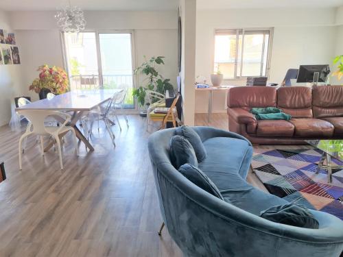 un salon avec un canapé et une table dans l'établissement 24H du Mans - Hyper centre - appartement lumineux 180 m2 - 4 chambres - 2 SDB, au Mans