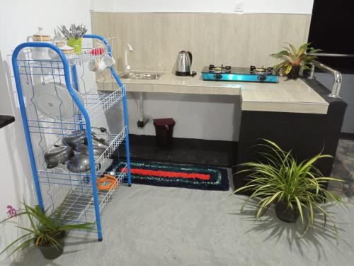 a kitchen with a dish drying rack next to a sink at Thisumi Guest in Weligama