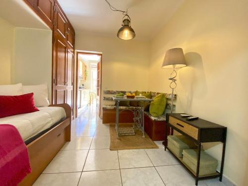 1 dormitorio con cama, escritorio y mesa en Faro Airport Flat 7 by Homing en Faro