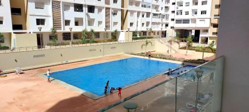 - une vue sur la piscine située dans un bâtiment dans l'établissement Islane vue piscine, à Agadir