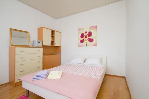1 dormitorio con cama rosa y vestidor en Cozy room in nature, perfect for relax, en Ilirska Bistrica